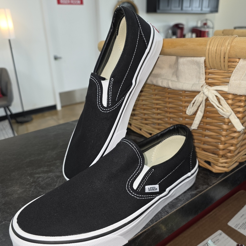 VANS CLASSIC SLIP-ON BLACK/WHITE LOAFERS  SKATE  MEN SIZE 7.5   / WOMEN SIZE 9